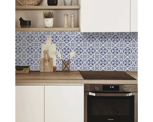 Crédence de cuisine avec motif de carreaux bleu et blanc au-dessus d''un plan de travail