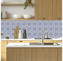 Küchenszene mit blau-weiss gemusterten Fliesenaufklebern als Spritzschutz.
