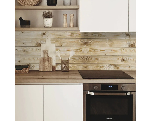 Scène de cuisine avec panneau mural à motif bois, cuisinière et ustensiles de cuisine.