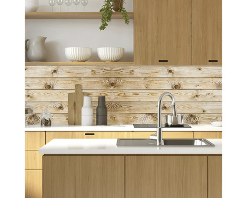 Cuisine en bois clair avec évier, robinetterie et mur en bois