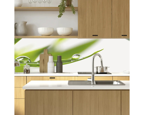 Scène de cuisine avec évier, robinet et crédence avec motif de gouttes d''eau