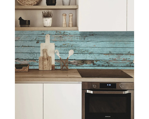 Scène de cuisine avec panneau mural aspect bois bleu au-dessus du plan de travail