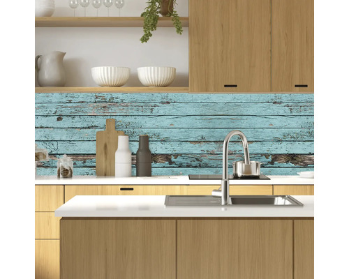 Scène de cuisine avec évier, robinet et panneau mural aspect bois