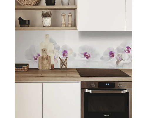 Crédence de cuisine avec motif d''orchidées dans une cuisine moderne.