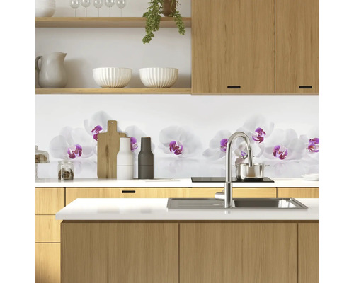 Scène de cuisine avec crédence à motif orchidées