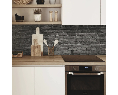 Scène de cuisine avec décor de mur en briques, ustensiles de cuisine et four intégré.