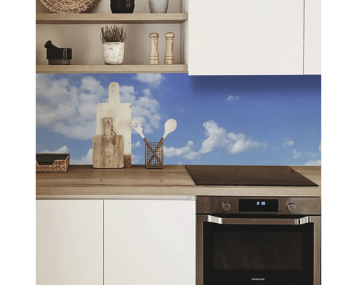 Scène de cuisine avec plan de travail, armoires et crédence à motif de ciel