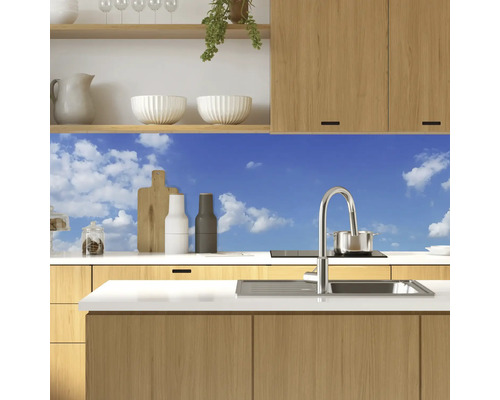Crédence de cuisine avec motif de ciel nuageux dans une cuisine moderne.