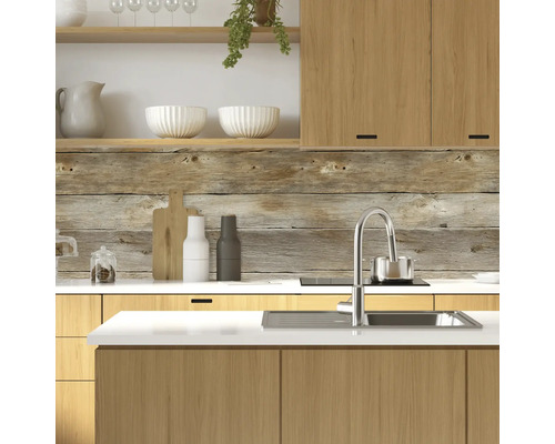 Scène de cuisine avec armoire en bois, évier et panneaux muraux en bois