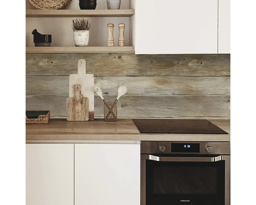 Scène de cuisine avec crédence en panneaux de bois, plan de travail et appareils intégrés.