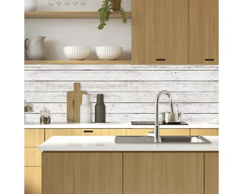 Küchenszene mit Holzdetails und weisser Holzwand