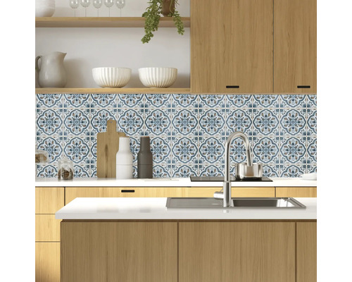 Scène de cuisine avec stickers carrelage à motifs servant de crédence