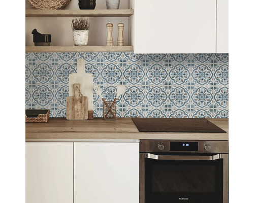 Crédence de cuisine avec motif de carreaux bleus dans une cuisine moderne.