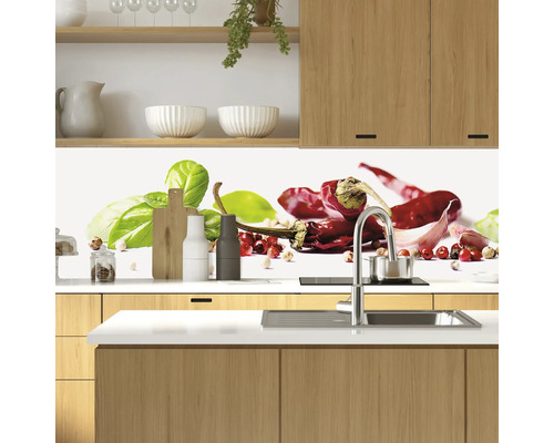Scène de cuisine avec un motif de crédence de basilic et de piments