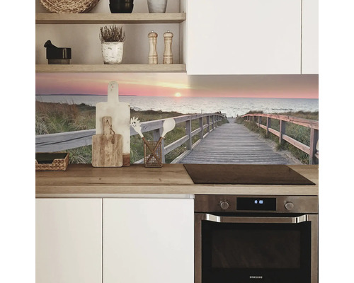 Crédence de cuisine avec motif de plage et passerelle en bois