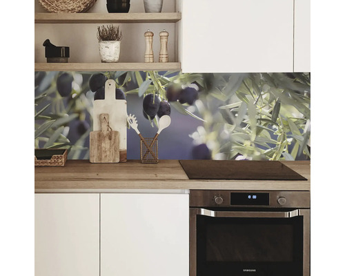 Scène de cuisine avec crédence à motif d''olives