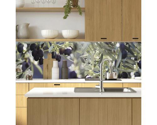 Crédence de cuisine avec motif d''olives dans une cuisine moderne