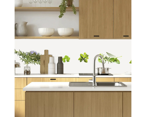 Scène de cuisine avec stickers muraux d''herbes aromatiques, évier et éléments en bois pour une ambiance naturelle