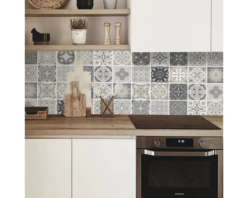 Scène de cuisine avec des autocollants de carreaux au design vintage comme crédence de cuisine