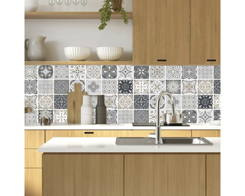 Scène de cuisine avec stickers carrelage au design vintage utilisés comme crédence