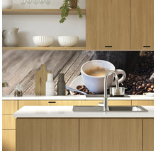 Évier de cuisine avec robinet devant une crédence de cuisine avec un motif de grains de café