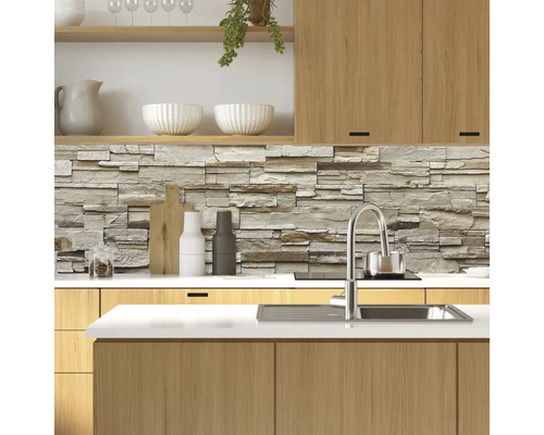 Scène de cuisine avec parement mural en pierre, évier et éléments en bois.