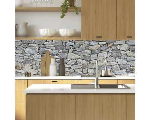 Crédence de cuisine avec motif de mur en pierre dans une cuisine claire avec des éléments en bois