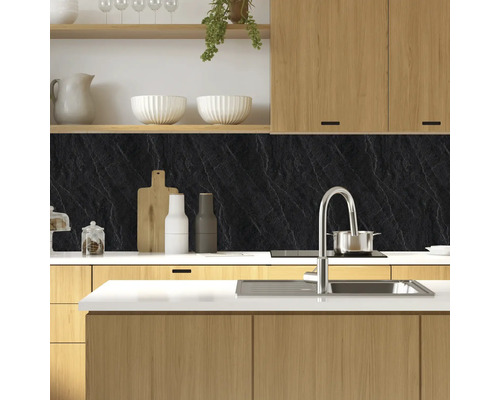 Cuisine moderne avec plan de travail noir aspect pierre, évier et touches de bois.