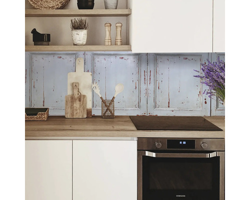 Scène de cuisine avec plan de travail, évier, plaque de cuisson et décoration