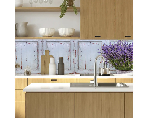 Scène de cuisine avec décoration et panneaux muraux de style vintage