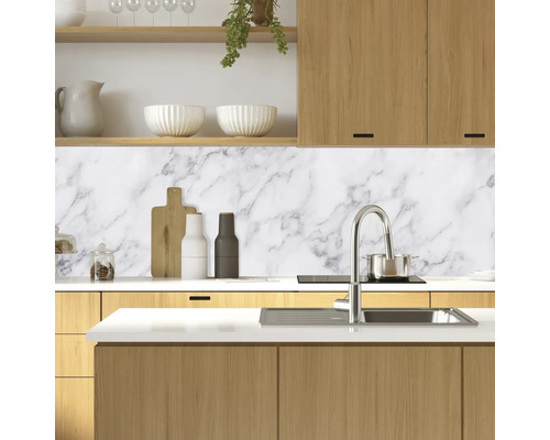 Cuisine moderne avec des accents de bois et un plan de travail aspect marbre