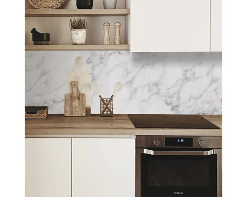 Scène de cuisine avec panneau mural en marbre, plan de travail et ustensiles de cuisine