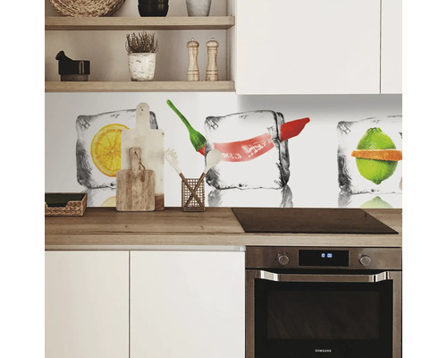 Crédence de cuisine avec motif de glaçons et de fruits dans une cuisine moderne.