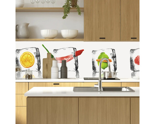 Scène de cuisine avec crédence à motif de glaçons aux fruits derrière l''évier