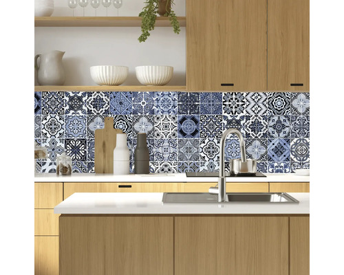 Scène de cuisine avec des stickers de carrelage à motifs bleus comme protection anti-éclaboussures