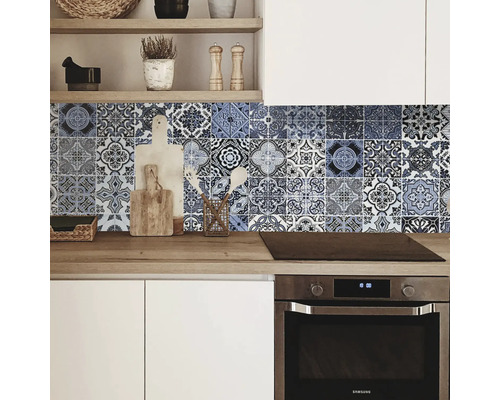 Scène de cuisine avec des stickers de carreaux à motifs bleus sur le mur.
