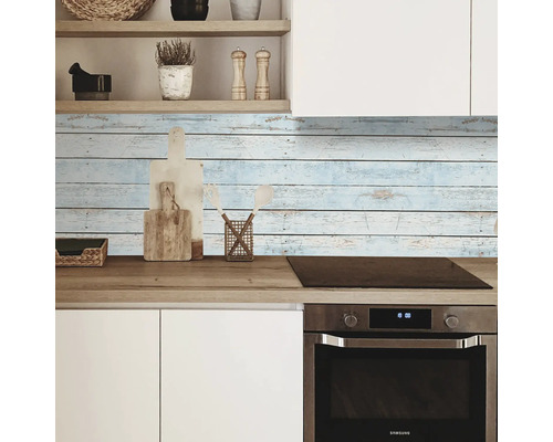 Scène de cuisine avec crédence aspect bois