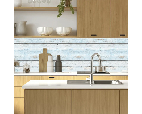 Crédence de cuisine avec décor de planches de bois derrière l''évier