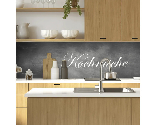 Scène de cuisine avec des éléments en bois, un évier et des objets décoratifs