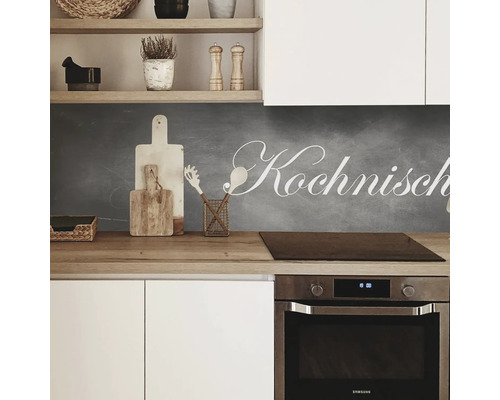 Scène de cuisine avec planches à découper, ustensiles de cuisine et cuisinière devant un tableau avec l''inscription Kochnische