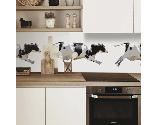 Scène de cuisine avec crédence à motifs de vaches