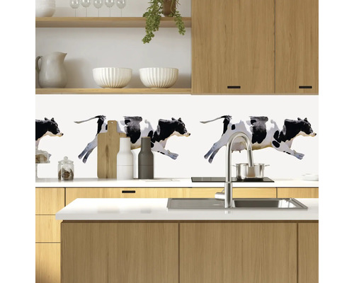 Sticker mural de cuisine avec motif de vache dans une cuisine lumineuse