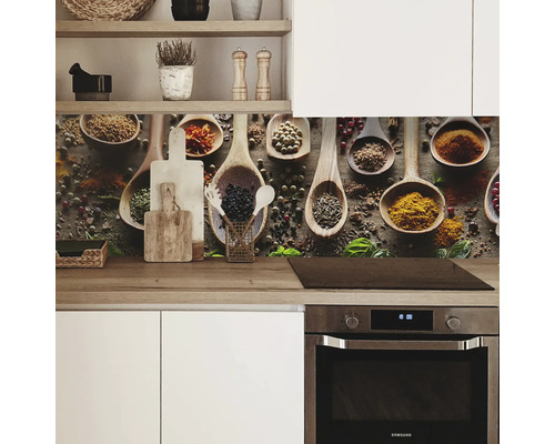 Crédence de cuisine avec motif d''épices dans des cuillères en bois dans une cuisine moderne.