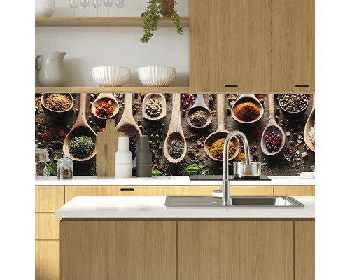 Scène de cuisine avec des meubles bas en bois, un évier et une crédence à motif d''épices