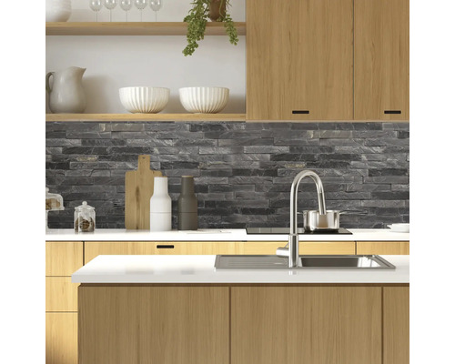Cuisine moderne avec éléments en bois, plan de travail, évier et mur en pierre