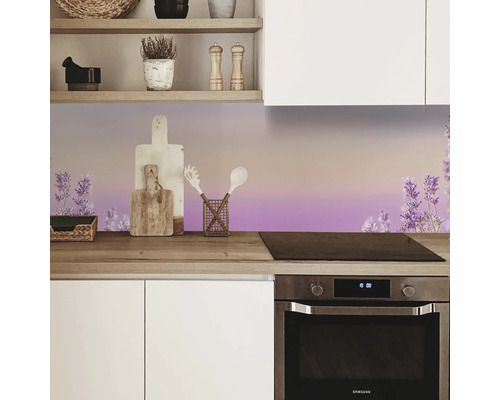 Scène de cuisine avec évier, plan de travail, ustensiles de cuisine et motif de lavande en crédence de cuisine