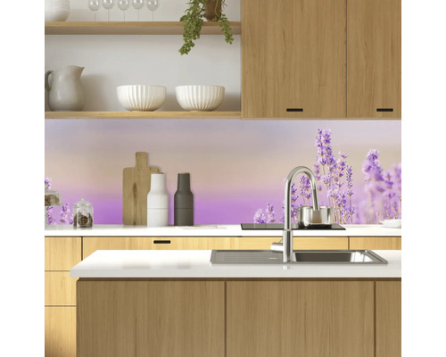 Scène de cuisine avec évier, robinet et motif de lavande sur le mur du fond