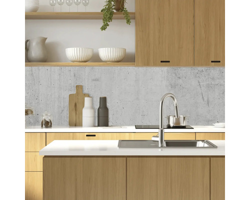 Cuisine moderne avec armoires en bois, évier et mur en béton