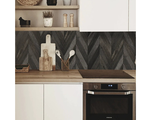 Scène de cuisine avec panneaux muraux à motif de chevrons en bois