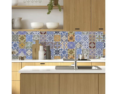 Scène de cuisine avec décoration murale en carreaux de mosaïque et éléments en bois pour une ambiance lumineuse et organisée.